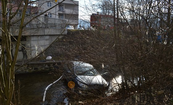 Muž usnul za volantem a sjel do potoka ve Vsetíně.