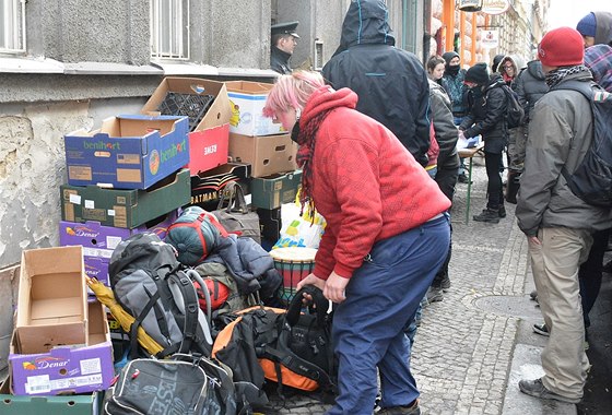 Vyklízení squatu v Neklanov ulici.