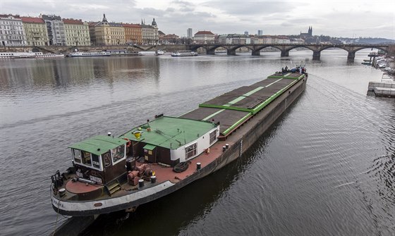 Po Vltav táhl po 35 letech remorkér nákladní lo.