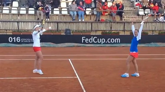 JE DOBOJOVÁNO. eské tenistky Andrea Hlaváková (vlevo) a Barbora...