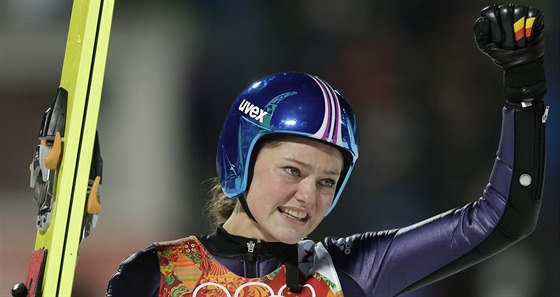 Nmecká skokanka na lyích Carina Vogtová se raduje z olympijského triumfu.