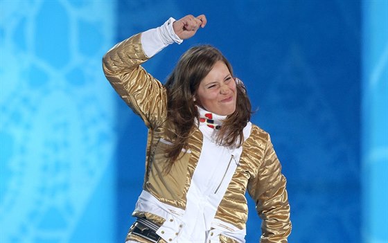 Eva Samková si skáče na stupně vítězů pro  zlatou medaili.
