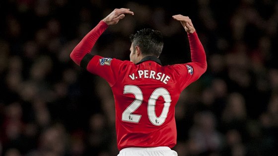 Robin van Persie z Manchesteru United slaví gól proti Fulhamu.