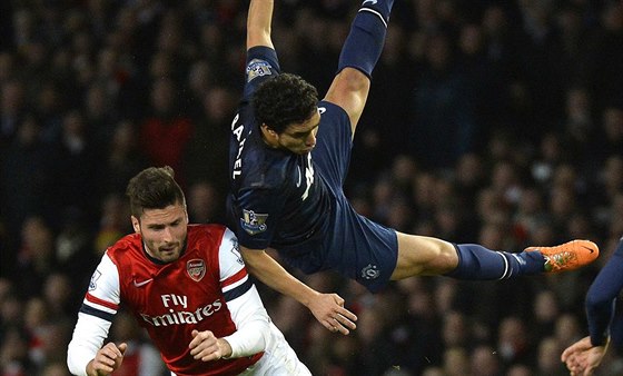 VZDUNÁ AKROBACIE. Rafael z Manchesteru United (vpravo) a Olivier Giroud z...