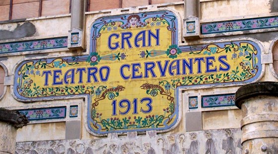 Prelí Cervantesova divadla zdobí nápis ve stylu art deco