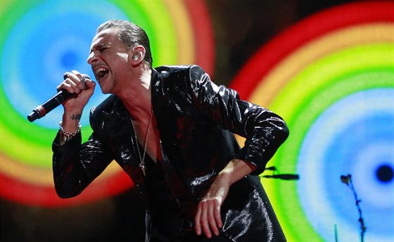 Depeche Mode nadchli 10.2. 2014 publikum ve vyprodané O2 aréně.