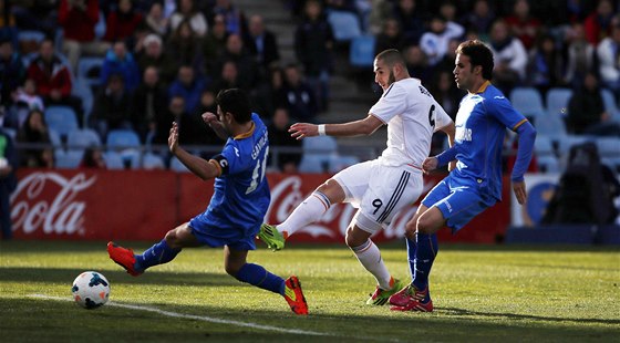 GÓL. Karim Benzema z Realu Madrid (uprosted) skóruje proti Getafe.