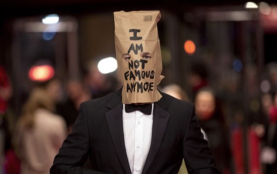 Shia LaBeouf dorazil na premiéru Nymfomanky s papírovým pytlem na hlav...