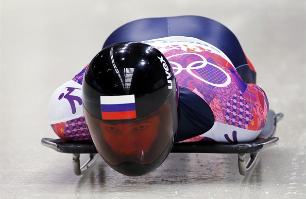 KUK. Alexandr Tre�jakov si jede pro zlato ve skeletonu.