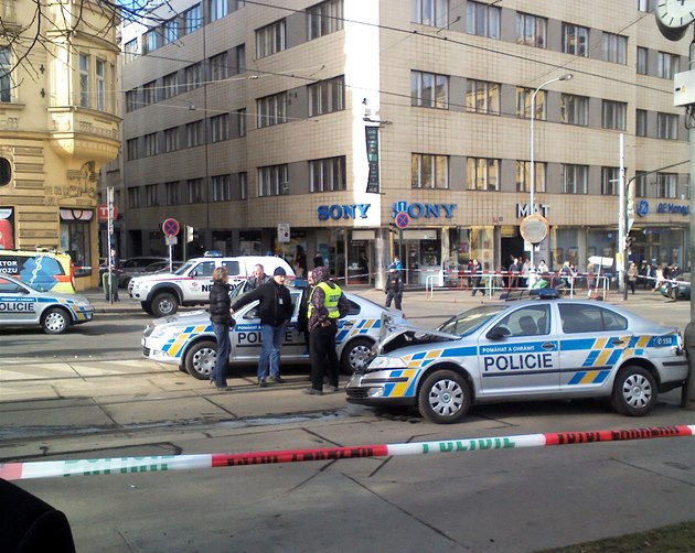 Pronásledovaný řidič projel policejním zátarasem na Karlově náměstí.