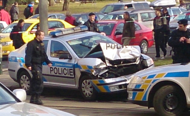 Pronásledovaný idi projel policejním zátarasem na Karlov námstí.