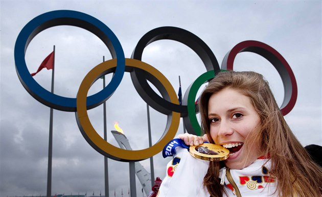 Vít�zka snowboardcrossu Eva Samková se zlatou olympijskou medailí v centu So�i. Ilustra�ní snímek.
