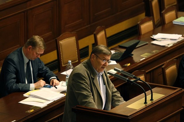 Malinký medvídek le�el na �e�nickém pultu.