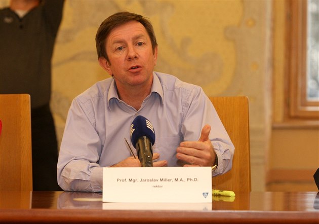 Rektor Univerzity Palackého Jaroslav Miller, který tento m�síc nastoupil do funkce, chce student�m z Ukrajiny nabídnout humanitární stipendia.