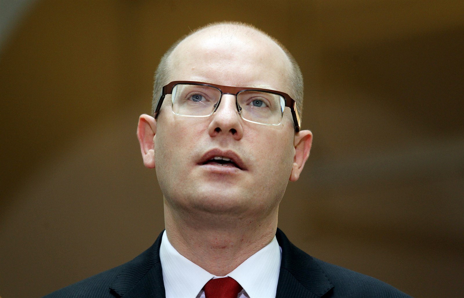 Premiér Bohuslav Sobotka by se podle �éfredaktorky MF DNES Sabiny Slonkové m�l k p�ípadu prodeje státního podílu OKD postavit �elem.