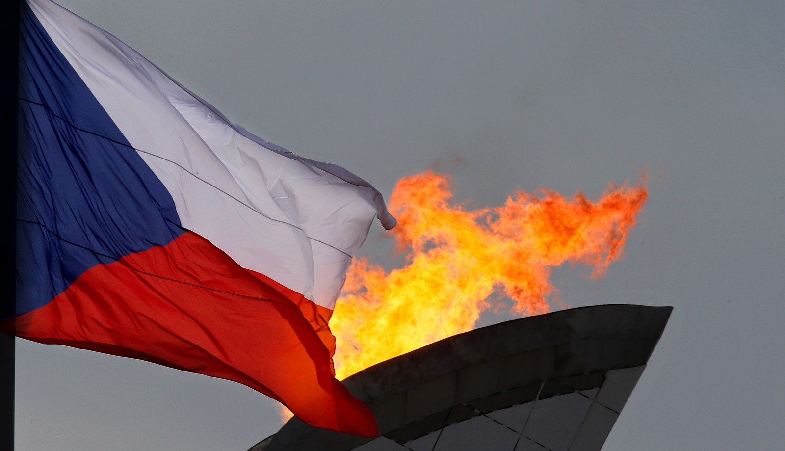 �eská vlajka nad olympijským ohn�m v ruském So�i
