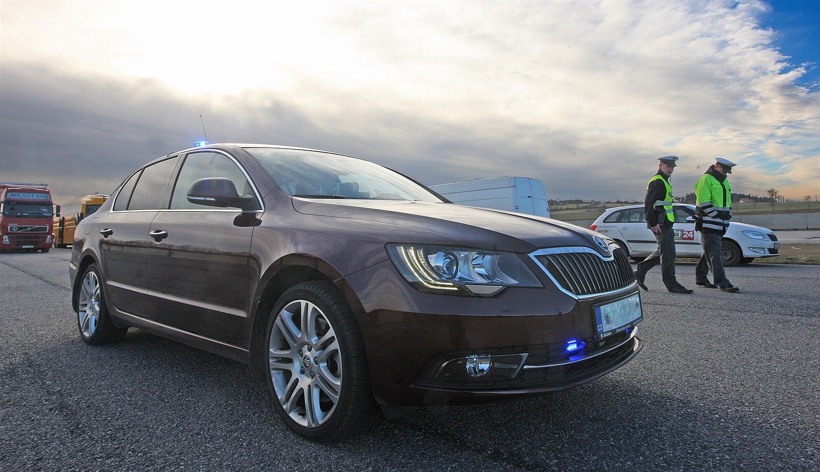 Nové policejní auto �koda Superb, které jezdí po dálnici D1 a m��í rychlost i...