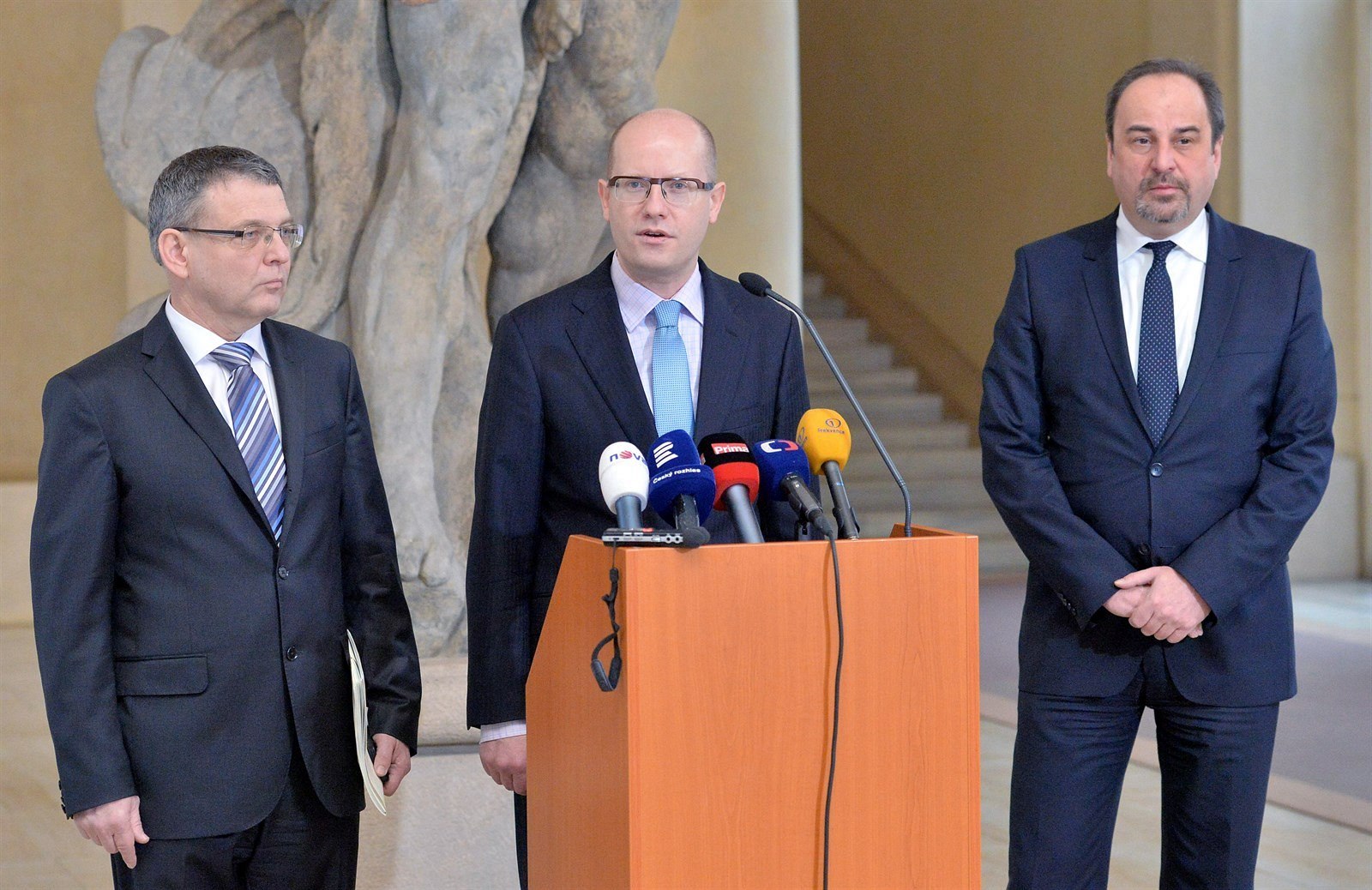 Premiér Bohuslav Sobotka a ministr zahrani�í Lubomír Zaorálek.