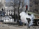 Z místa boj v centru Kyjeva se ozývaly výbuchy petard, policie nasadila obuky...
