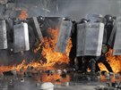 Rozhoení Ukrajinci metali po policistech Molotovovy koktejly (18. února 2014)