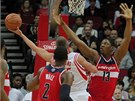 Kevin Serphin (vpravo) a John Wall z Washingtonu brání Chandlera Parsonse z