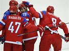 Hokejisté Ruska se radují z gólu v utkání domácího olympijského turnaje v Soi