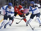 Kanadský útoník Ryan Getzlaf se probíjí finskou obranou v utkání olympijského