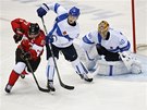 Kanadský kapitán Sidney Crosby cloní ped finskou brankou v utkání olympijského