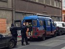 Squatei za dohledu policie vyklidili dm v Neklanov ulici. (11.2.2014)