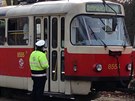 Policisté vyetují smrt eny, kterou lidé nali v tramvaji linky íslo 17 v...