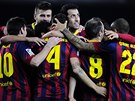 Fotbalisté Barcelony oslavují jeden z esti gól, které nasázeli do sít