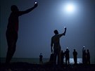 Uprchlíci v Dibutsku se snaí chytit laciný signál ze sousedního Somálska....