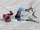 Ruský bec na lyích Anton Gafarov spadl pi semifinálovém sprintovém závodu v...