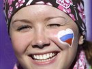 Ruská fanynka sleduje bkyn na lyích pi závodu na deset kilometr klasickou...