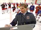 Trenér Alois Hadamczik pi tréninku eské hokejové reprezentace. (13. února...