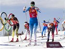 Finská bkyn na lyích Anne Kylloenenová (vpedu) pi tafetovém závod na...