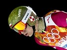 Polák Kamil Stoch si v olympijskému závodu na velkém mstku doskoil pro zlatou...