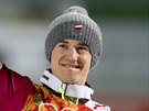 Polák Kamil Stoch si v olympijskému závodu na velkém mstku doskoil pro zlatou...