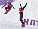 Eva Samková (vpravo) vybojovala ve snowboardcrossu zlatou olympijskou medaili....