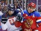 Ruský hokejista Alexandr Ovekin pi souboji se Slovákem Tomáem Tatarem. (16....