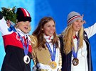 eská snowboardkrosaka Eva Samková (uprosted) dostala pi slavnostním...