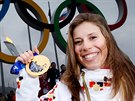 Vítzka snowboardcrossu Eva Samková se zlatou olympijskou medailí v centu Soi....
