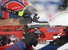 Norský biatlonista Ole Einar Björndalen v olympijském závodu na 15 kilometr s...