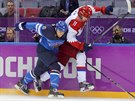 Ruský útoník Jevgenij Malkin pi souboji s finským bekem Sami Saloem. (19....