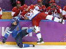 Finský útoník Olli Jokinen padá po stetu s ruským obráncem Antonem Blovem....