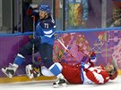 Finský útoník Leo Komarov ustál stet s hvzdou ruského týmu Alexandrem...