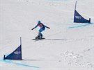eská snowboardistka Ester Ledecká (vpravo) ve tvrtfinále paralelního obího