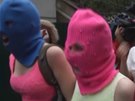 lenky Pussy Riot odcházejí z policejní stanice v Soi. (18. února 2014)