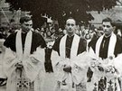 Joseph Ratzinger s bratrem Georgem a kamarádem Rupertem Bergerem v Mnichov v...