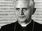 Joseph Ratzinger pózuje v beznu 1977 coby novopeený mnichovský arcibiskup. U...